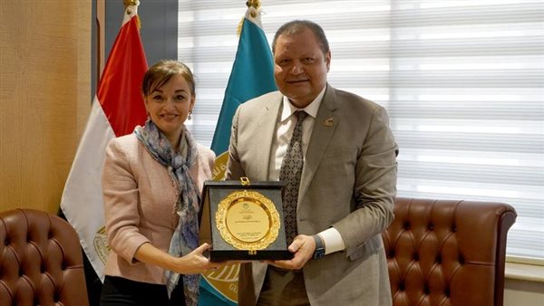 د. أحمد طه مع السفيرة