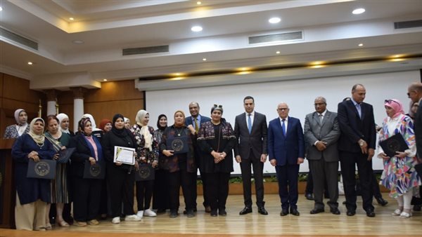 محافظ بورسعيد يكرم