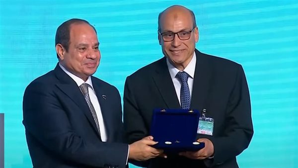 الرئيس  السيسي يكرم