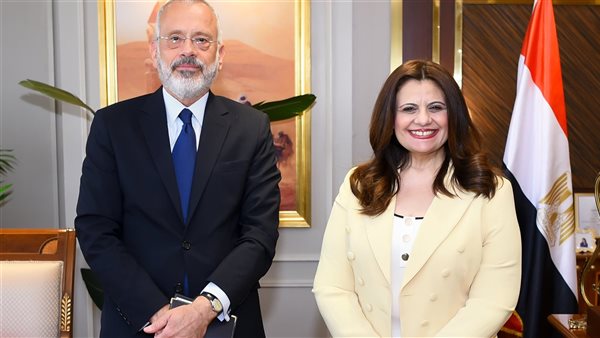 وزيرة الهجرة مع السفير