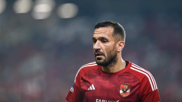 علي معلول لاعب الأهلي