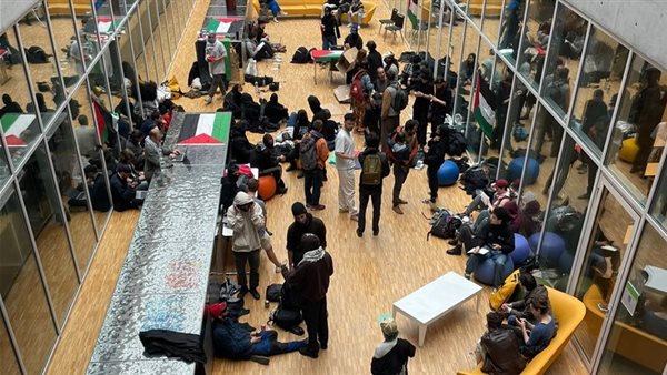  تظاهر مئات المؤيدين