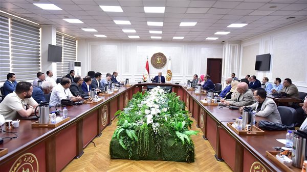 وزير العمل يلتقى