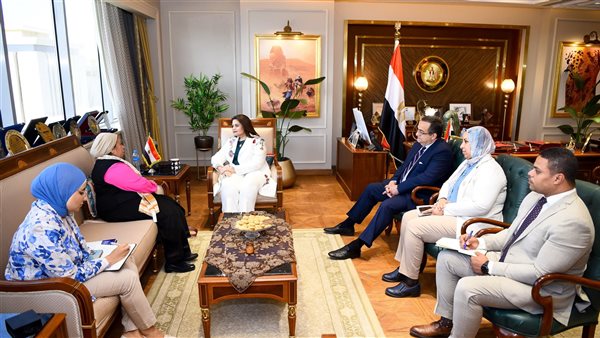 وزيرة الهجرة تلتقي