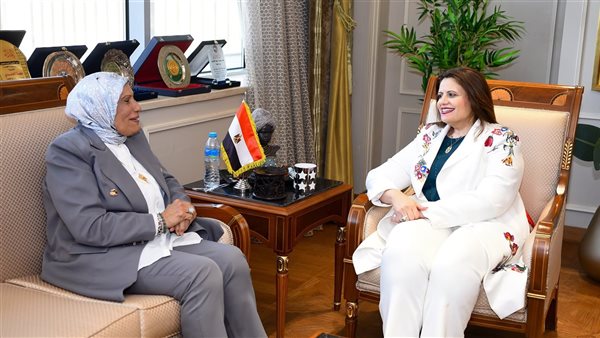 وزيرة الهجرة تلتقي