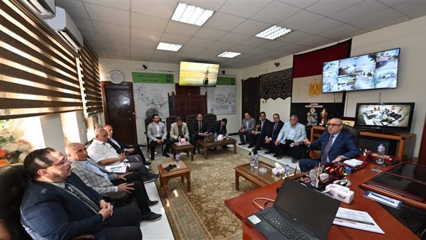 وزير الإسكان يعقد