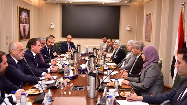 وزير العمل يلتقى