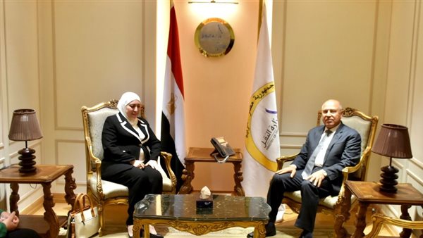 وزير النقل يستقبل