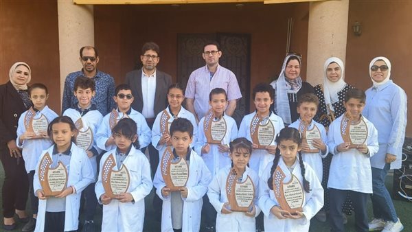 طلاب المدرسة الرسمية