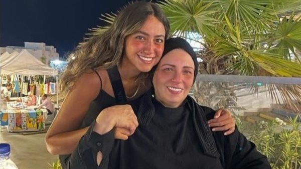 هند ووالدتها 