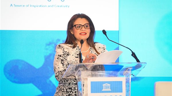 وزيرة الهجرة 