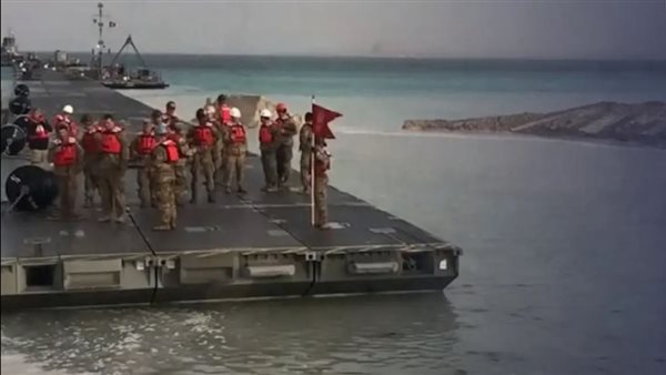  رصيف مؤقت على الشاطئ