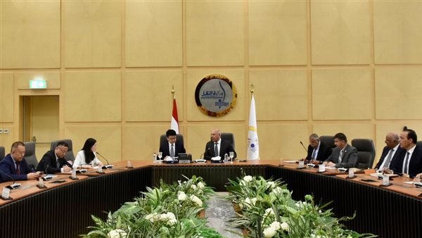 وزير النقل مع نائب