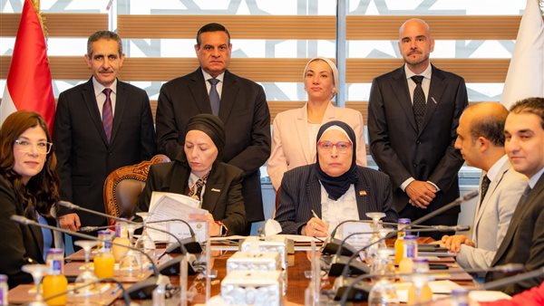 توقيع عقد تشغيل مصنع