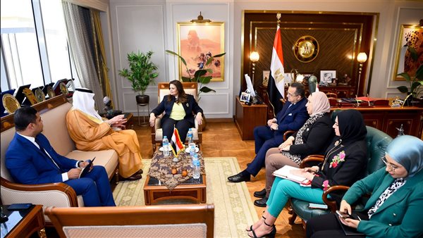 وزيرة الهجرة والسفير