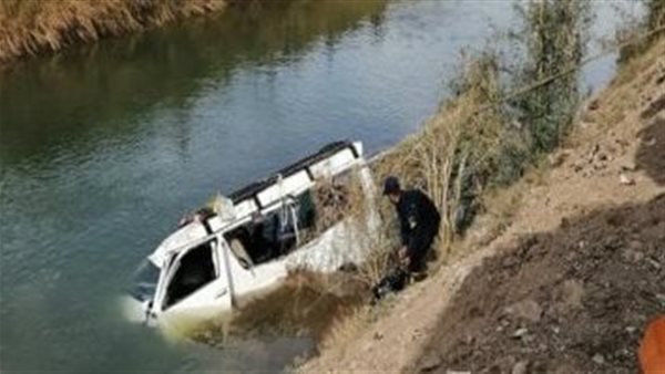 سيارة ملاكى سقطت