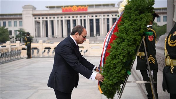 الرئيس السيسي يضع