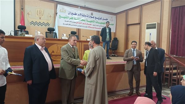 محافظ كفر الشيخ يسلم