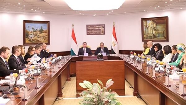اجتماع وزير الاتصالات