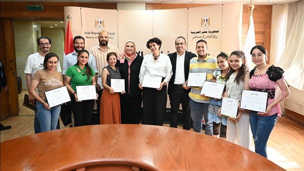 ابطال الفيلم مع وزيرة