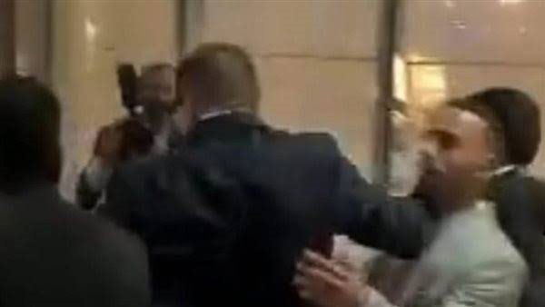 بعد ضربه معجب بالقلم..