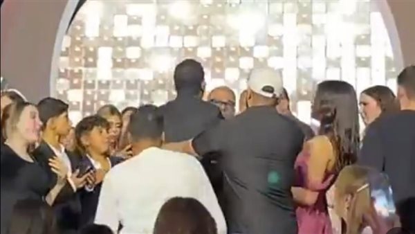 عمرو دياب يصفع احد