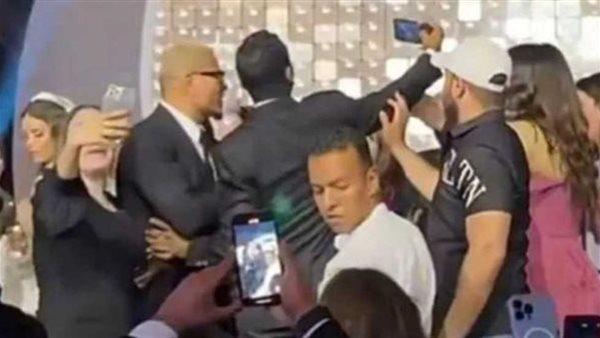 عمرو دياب يصفع معجب