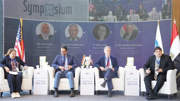 الضيوف أثناء عقد