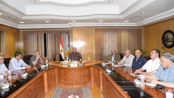 محافظ أسيوط يناقش