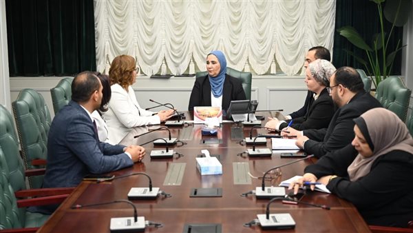 وقعت السيدة نيفين