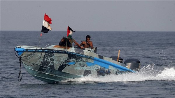 زورق يهاجم سفينة