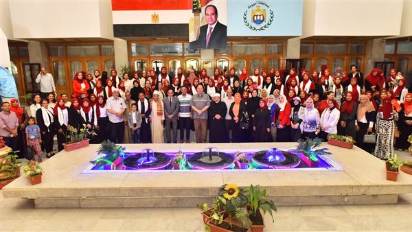 محافظ أسيوط ورائدات