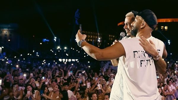 عمرو دياب يلتقط صورة