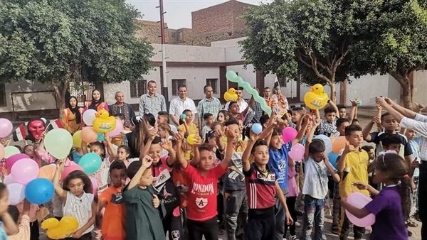 الأطفال يحتلفون بعيد