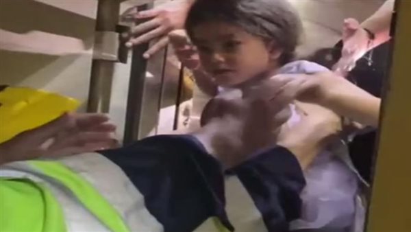 خروج محتجزين من المصعد