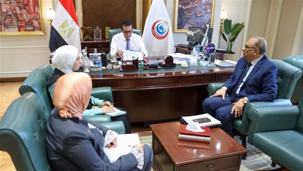وزير الصحة يستعرض