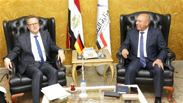 وزير النقل مع السفير