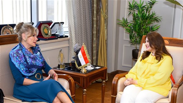 وزيرة الهجرة مع سفيرة