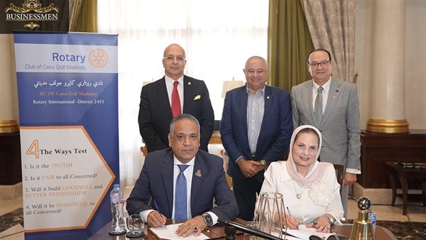 جانب من التوقيع 