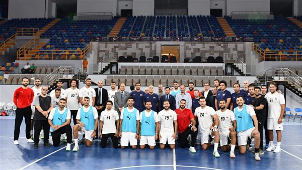 وزير الشباب مع الفريق