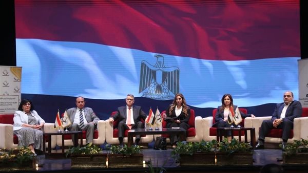 جانب من الندوة