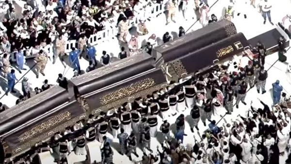 تغيير كسوة الكعبة