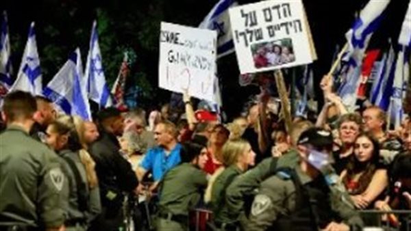 متظاهرون يتجمعون