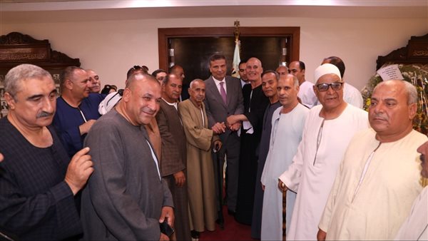 وزير الزراعة مع الفلاحين