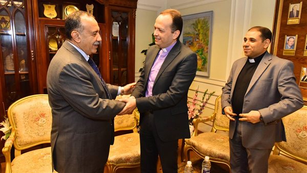 محافظ أسيوط يستقبل