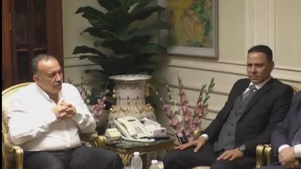 محافظ أسيوط يستقبل