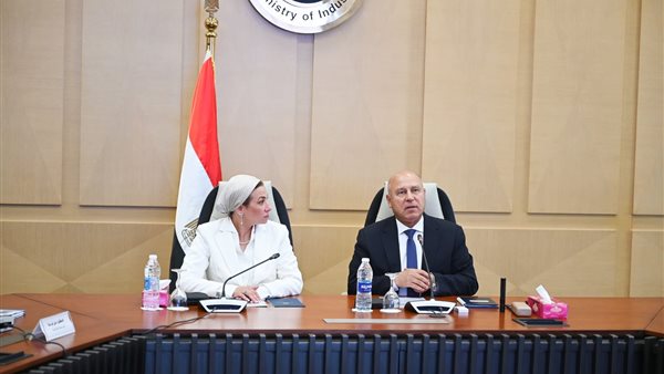  وزير الصناعة ووزيرة