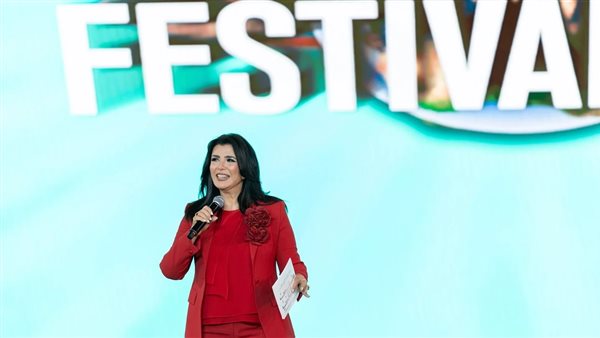   الإعلامية منى الشاذلي