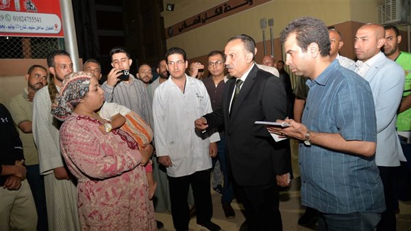 محافظ أسيوط أثناء