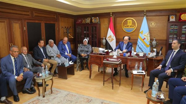 محافظ كفرالشيخ يناقش